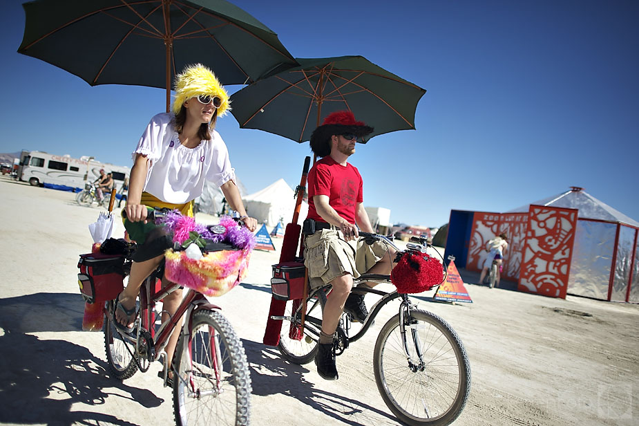 wpid-burning_man_2010_metropolis_couples_in_love_30-2010-09-19-16-52.jpg