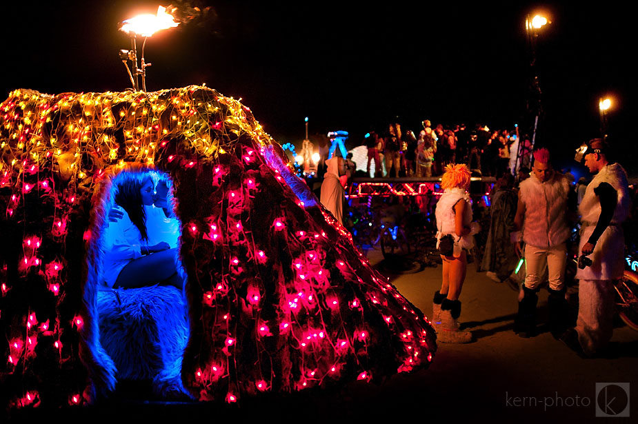 wpid-burning_man_2010_metropolis_couples_in_love_38-2010-09-19-16-52.jpg