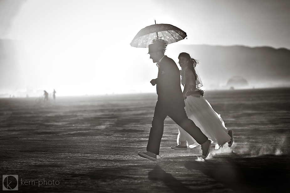 wpid-wedding-photos-bad-weather-umbrella-rain-snow-02-2013-04-10-15-35.jpg