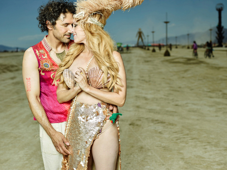 wpid-burning_man_couples_in_love_2014_photos_005-2014-12-16-12-00.jpg