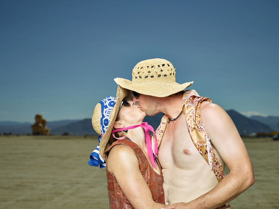 wpid-burning_man_couples_in_love_2014_photos_022-2014-12-16-12-00.jpg