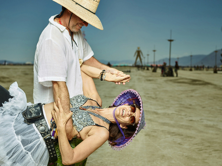 wpid-burning_man_couples_in_love_2014_photos_025-2014-12-16-12-00.jpg