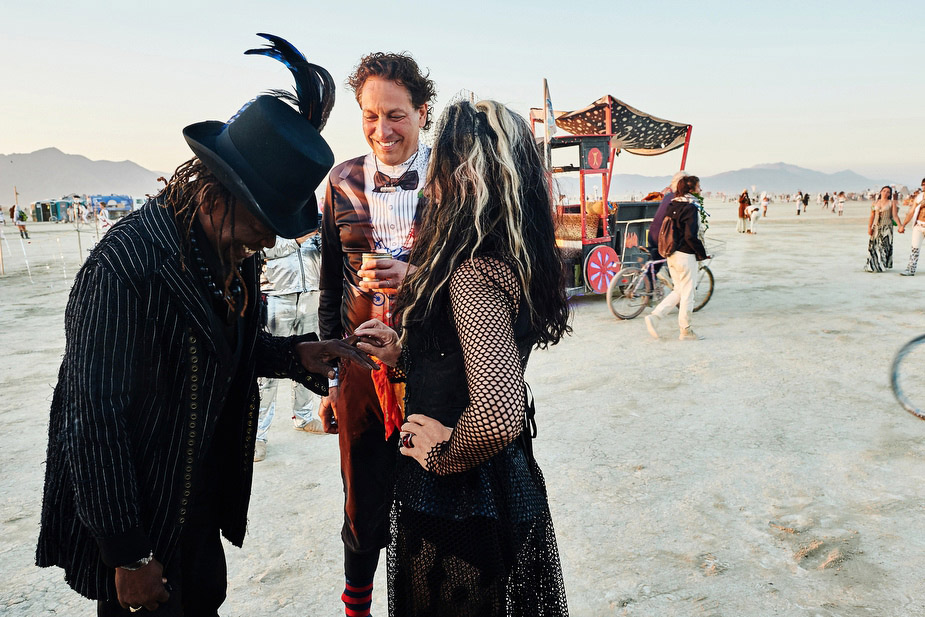 wpid-burning_man_couples_in_love_2014_photos_050-2014-12-16-12-00.jpg